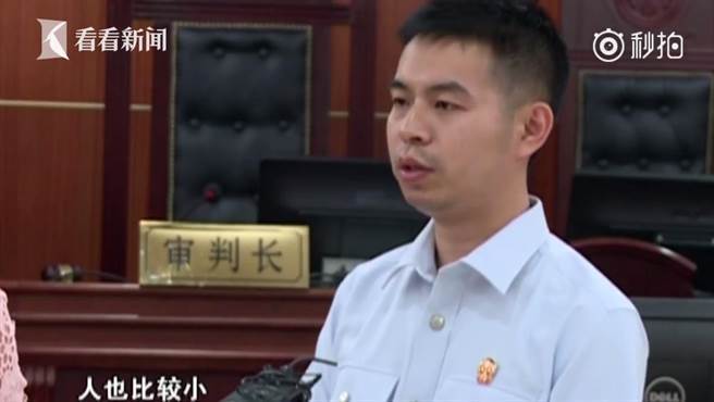 覃男最後被依强奸罪起诉，法院近日做出宣判，覃男被判处2年徒刑。新闻曝光后，不少网友都被覃男不自量力的行为给笑翻，纷纷留言表示：「越级打怪的下场」、「偷鸡不着蚀把米」、「谁说女不如男，姐今天就来展现一下高端操作」。