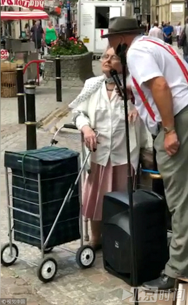 Enid一开嗓便以她完美的音准惊艳了路人，一首路易斯·阿姆斯特朗（Louis Armstrong）的经典曲目《What a Wonderful World》甚至让周围的一些观众听得泪眼汪汪。