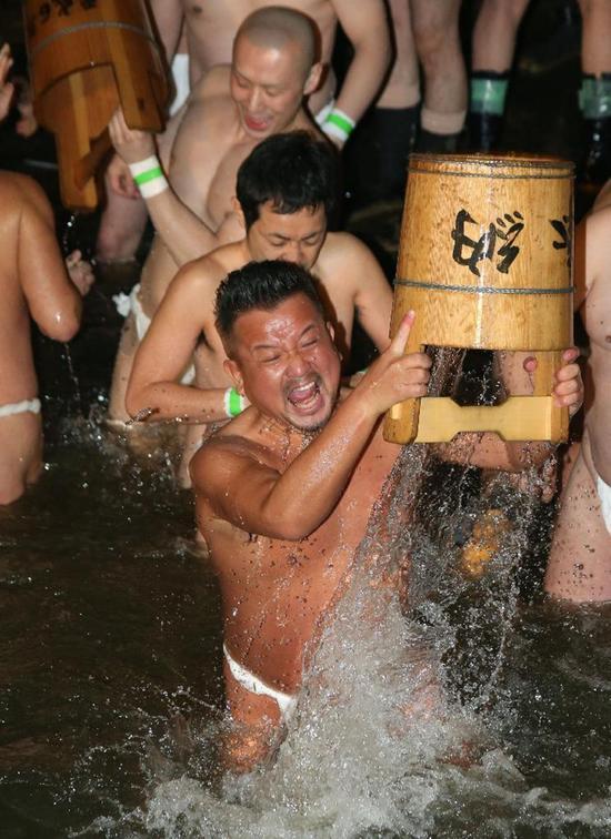 祭祀主要由一群围着兜裆布的男子抢夺装有护符的麻袋，以此祈求五谷丰登和无病无灾。