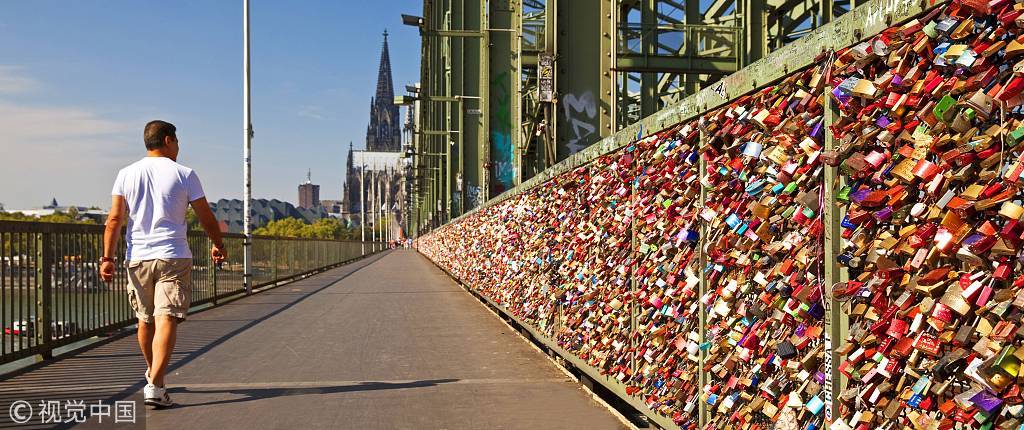当地时间2018年7月24日,德国科隆,霍亨索伦桥(Hohenzollern Bridge)挂满了情人锁。出于安全考虑,这里的数千把情人锁面临拆除。