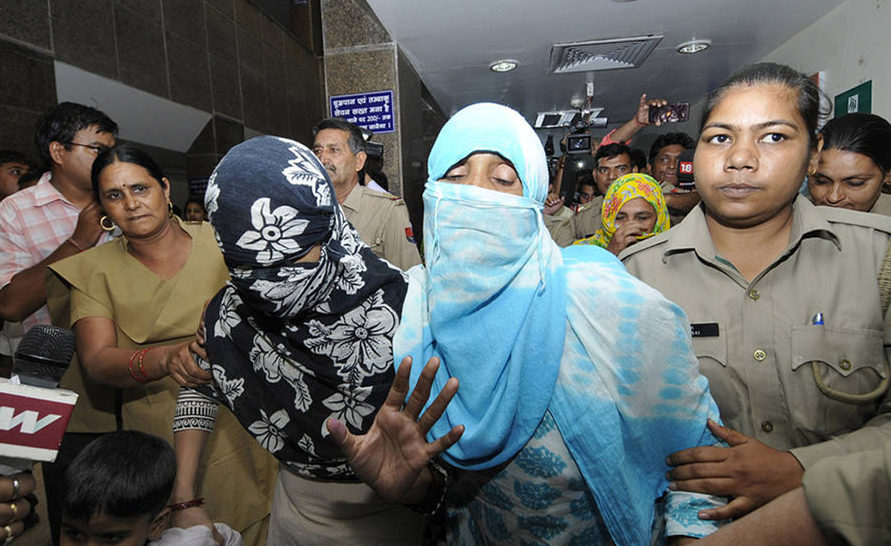 据悉,该事件为团伙作案,犯罪分子是一伙劫匪,他们抢夺了受害者的财物,并将4名女性家庭成员拖出强奸。其中,一名男性家人在试图阻拦的过程中遭罪犯杀害。图为受害女子。