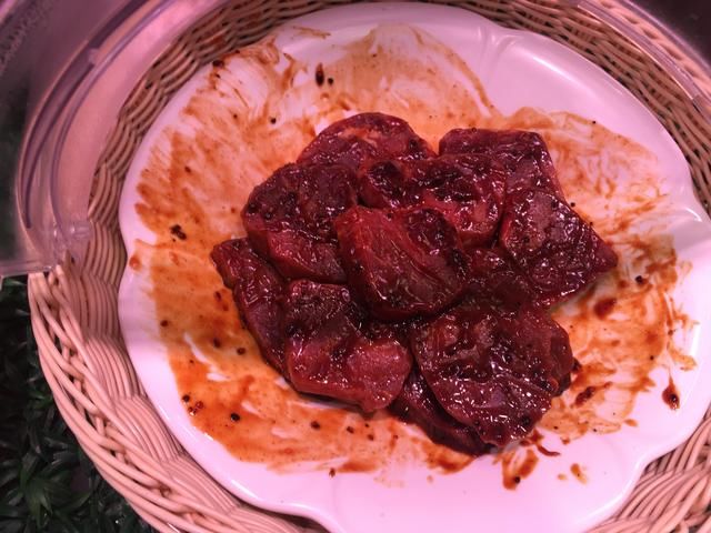 大叔这样做,牛肉切成小块再称重,单价没有变,收