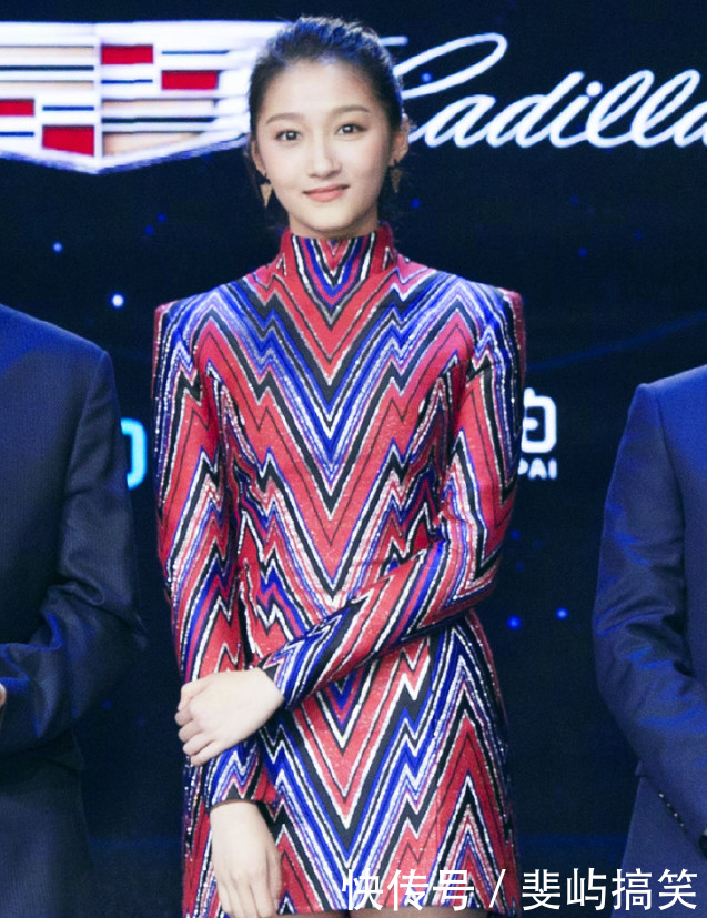 关晓彤越来越奇怪了,一身几何裙穿出老气来,扮