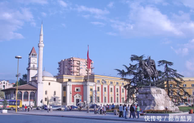 曾视中国为敌,认为中国游客没素质,却又在旅游