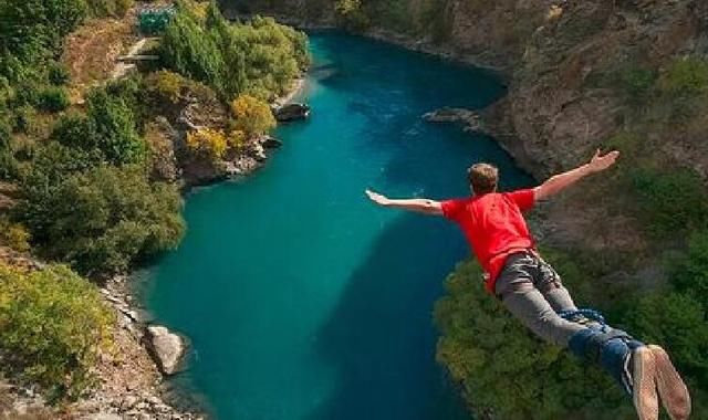 美女穿长裙高空蹦极,跳下去的那一秒世界都变