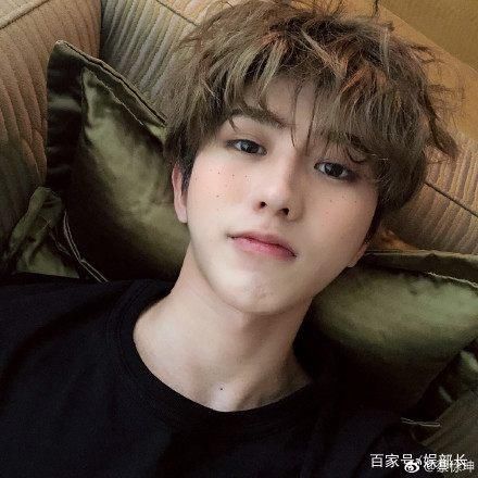 鹿晗的眼睛,蔡徐坤的脸,易烊千玺的手,哪个撩到