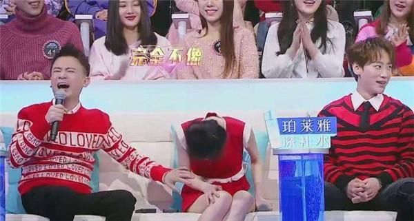 节目现场男嘉宾19次摸冯提莫大腿,惹怒粉丝。