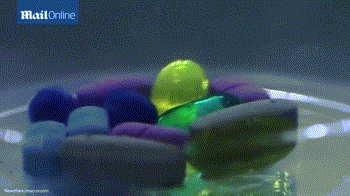 最近互联网就有人做了一些实验，并且使用微距镜头拍了下来，向我们展示了各种不同的药片在水中是如何溶解的。