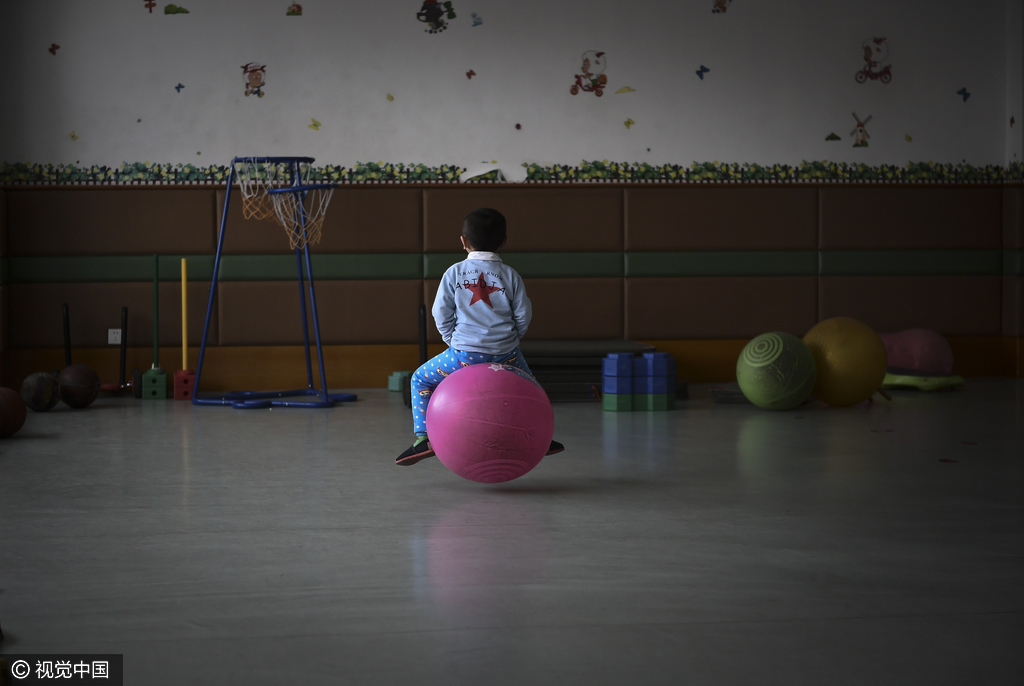 图片故事:蜗居地下室的三个自闭症患儿