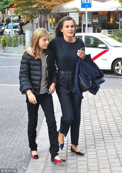 后莱蒂齐亚送俩女儿学芭蕾优雅出街 小公主莱