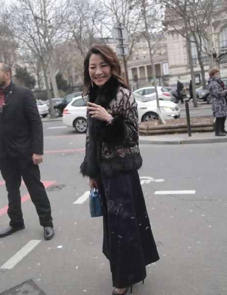 55岁杨紫琼亮相巴黎 非豪门不嫁的她 52岁终于