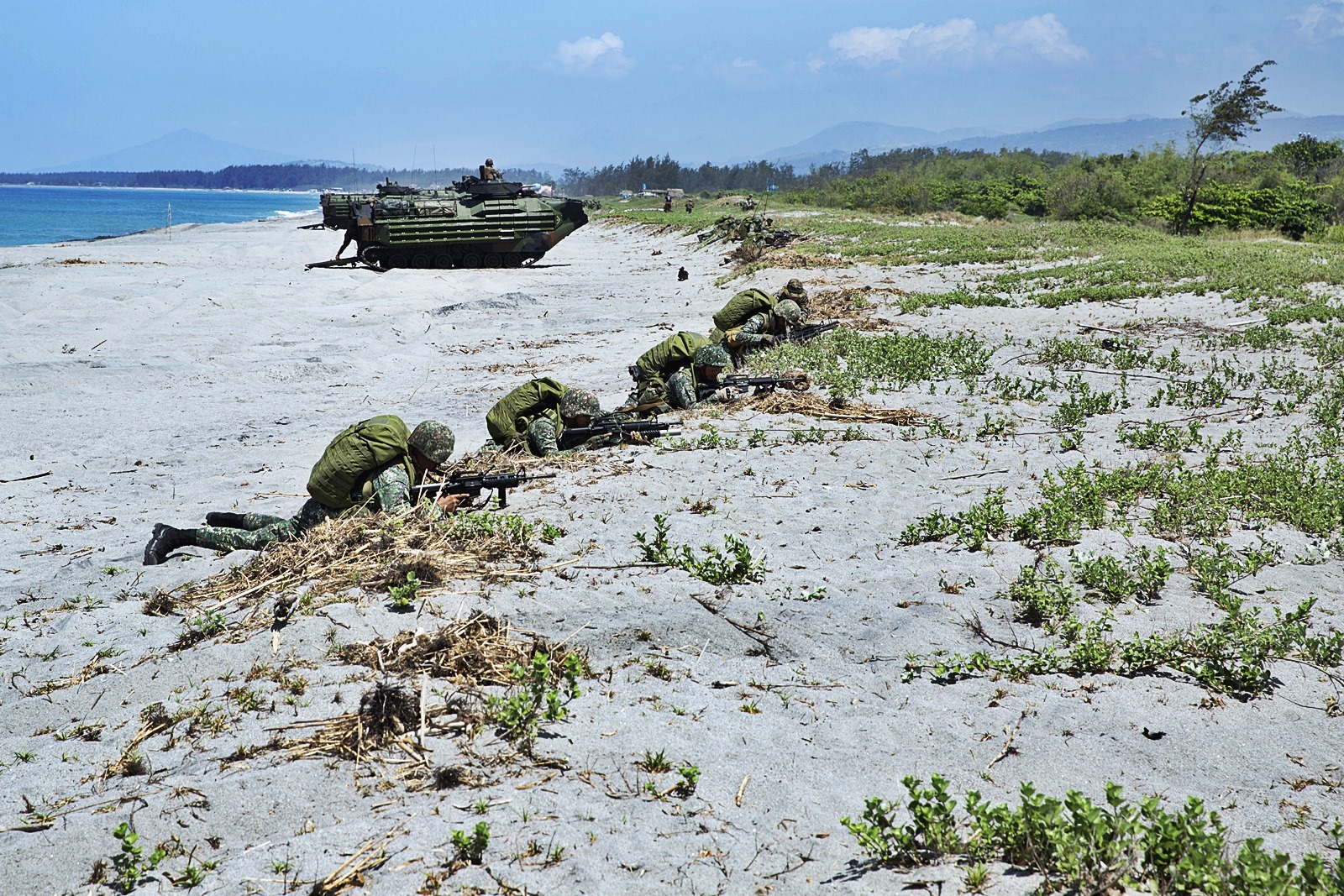 日本陆上自卫队的两栖快速部署旅的AAV-7装甲车在菲律宾苏比克湾参与演习。