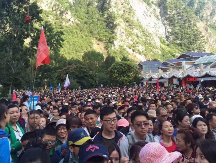 据当地媒体介绍,九寨沟本来每天的游客量都很大,除了冬天是淡季,其他三季都是旺季。图为九寨沟景区。