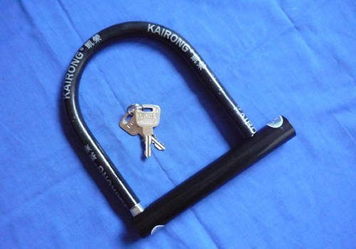 这些失窃店铺有一个共同特点,店铺门用u型锁锁住,而门锁无被撬痕迹.