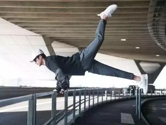 韩东君机场酷炫摆拍,剪刀手没什么意思,他的这