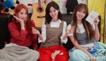 女明星合照,杨幂耍心机,吴宣仪蜜汁尬笑,谁都不