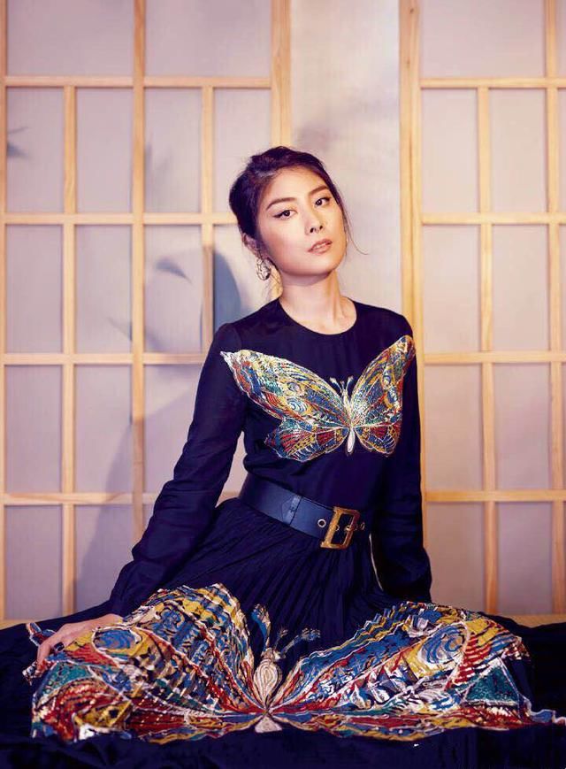 44岁的陈慧琳不得了!这么紧的裙子都能塞进去