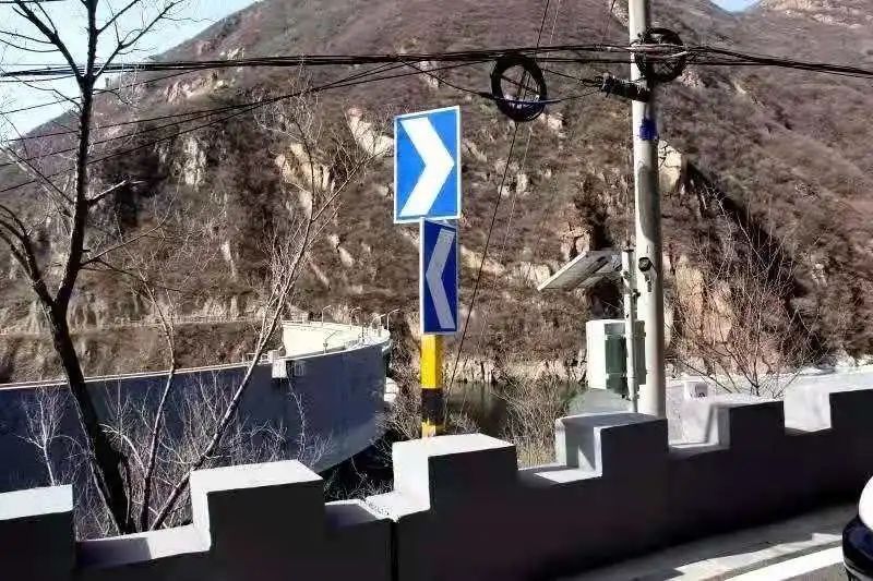 如今，延庆区在冬奥重要保障道路松闫路上已安装了96套弯道盲区预警系统、2套冰雪预警系统以及1套平安花检测平台，进一步贯彻落实科技冬奥理念，为冬奥会期间运动员、裁判员和观赛人员等通车安全提供道路保障。