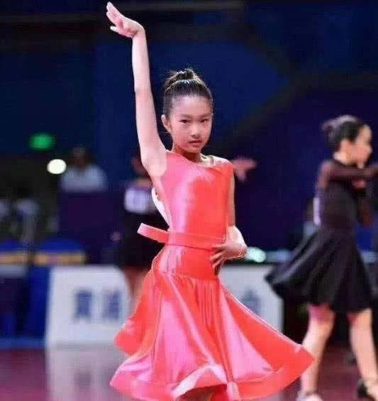 马伊璃女儿文君竹获得全国拉丁舞锦标赛冠军,