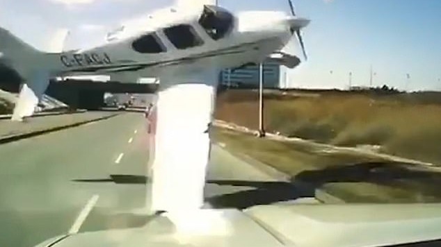 惊魂一刻!加拿大一小飞机失控坠落险撞行驶小轿车
