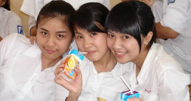 男子去越南旅游,天气太热了美女都是这样穿衣