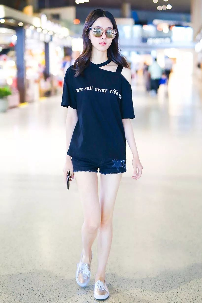 牛仔短裤配什么上衣 牛仔短裤配什么鞋推荐