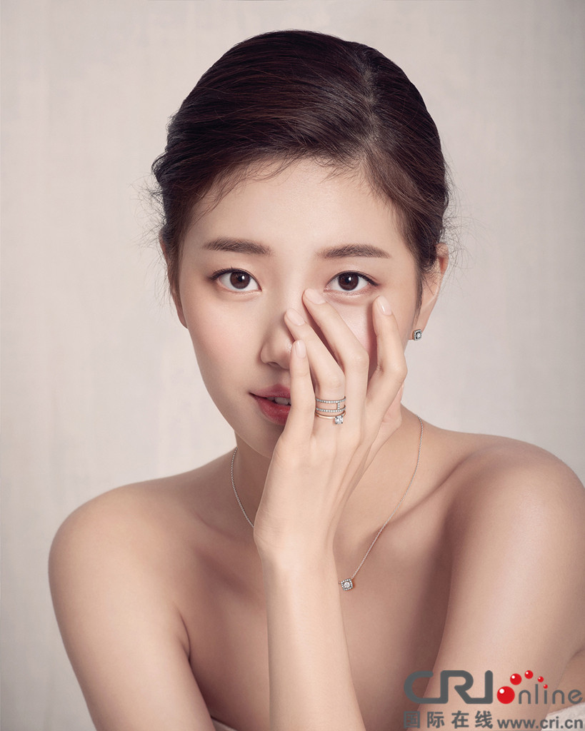 韩国女艺人秀智近日为代言珠宝品牌拍摄了一组婚纱主题的宣传照,大秀