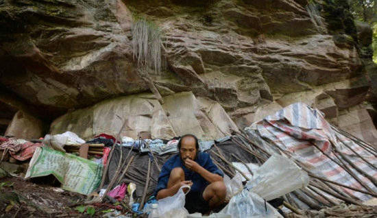男子在山上独自生活20年,条件艰苦却怡然自得