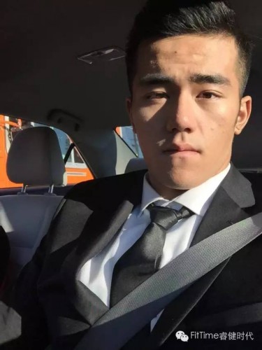 他叫沈越,1996年出生身高186cm,祖籍湖南省衡阳市,现在在洛杉矶学院