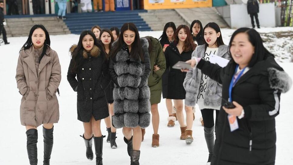 美丽冻人!比基尼美女雪场助阵嗨翻天