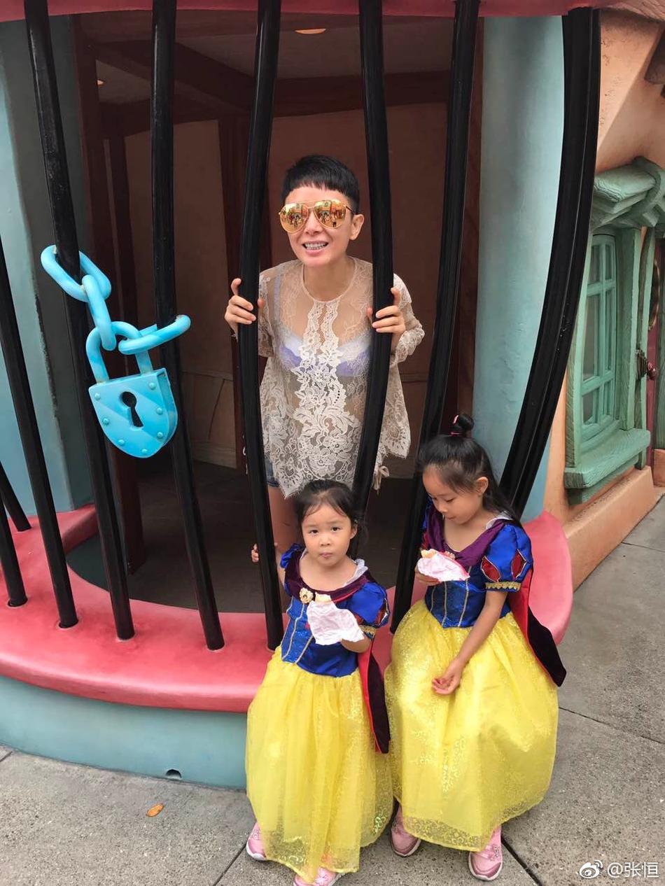 "塞娅公主"张恒带女儿游迪士尼 全家福曝光