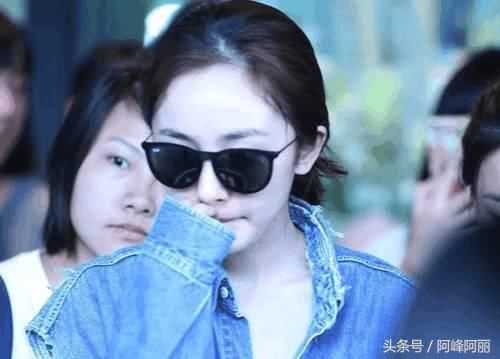 杨幂随处随地抠鼻,片场又挠脚,刘恺威不管管吗