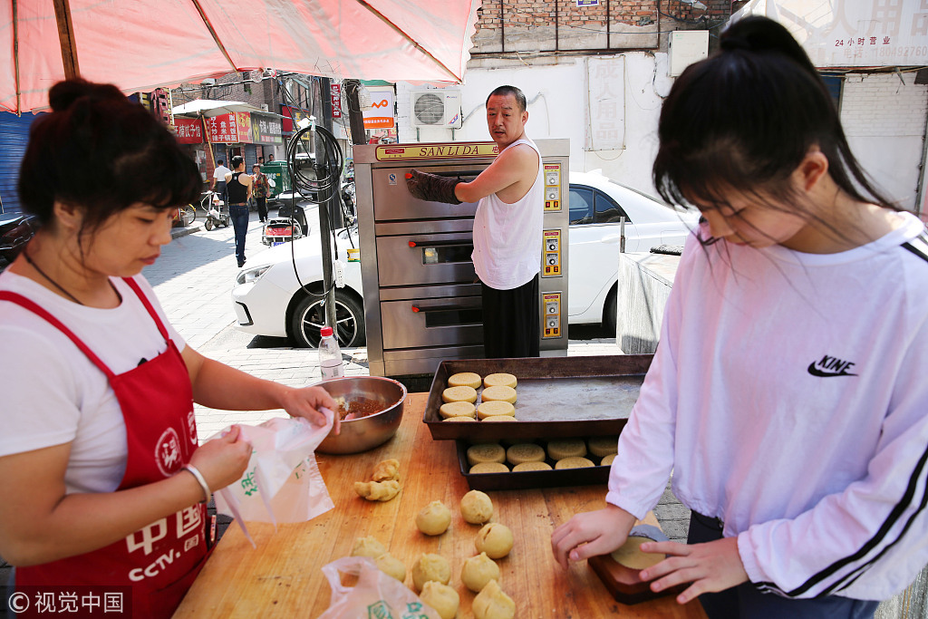 在陕北老家都是用碳炉子烤月饼，西安不容许用那样的碳炉子，只能用电烤箱，这让做了几十年月饼的老王感到遗憾，不能原汁原味还原老家的做法。