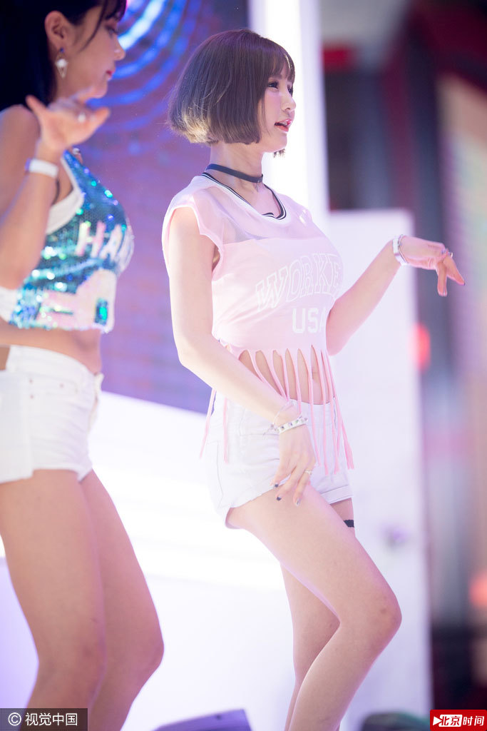 成员穿白色露脐装秀性感。
