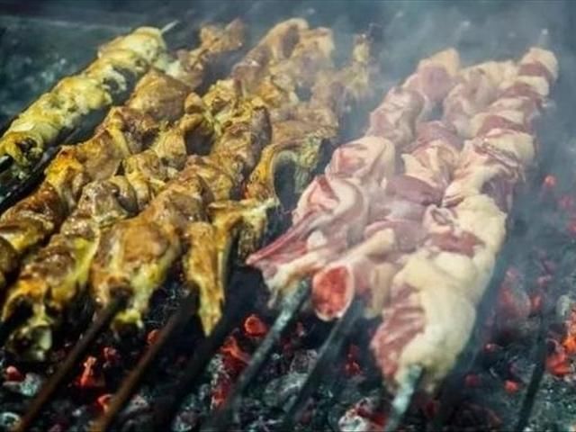 中国游客在巴基斯坦旅游,吃烧烤老板不收钱,老