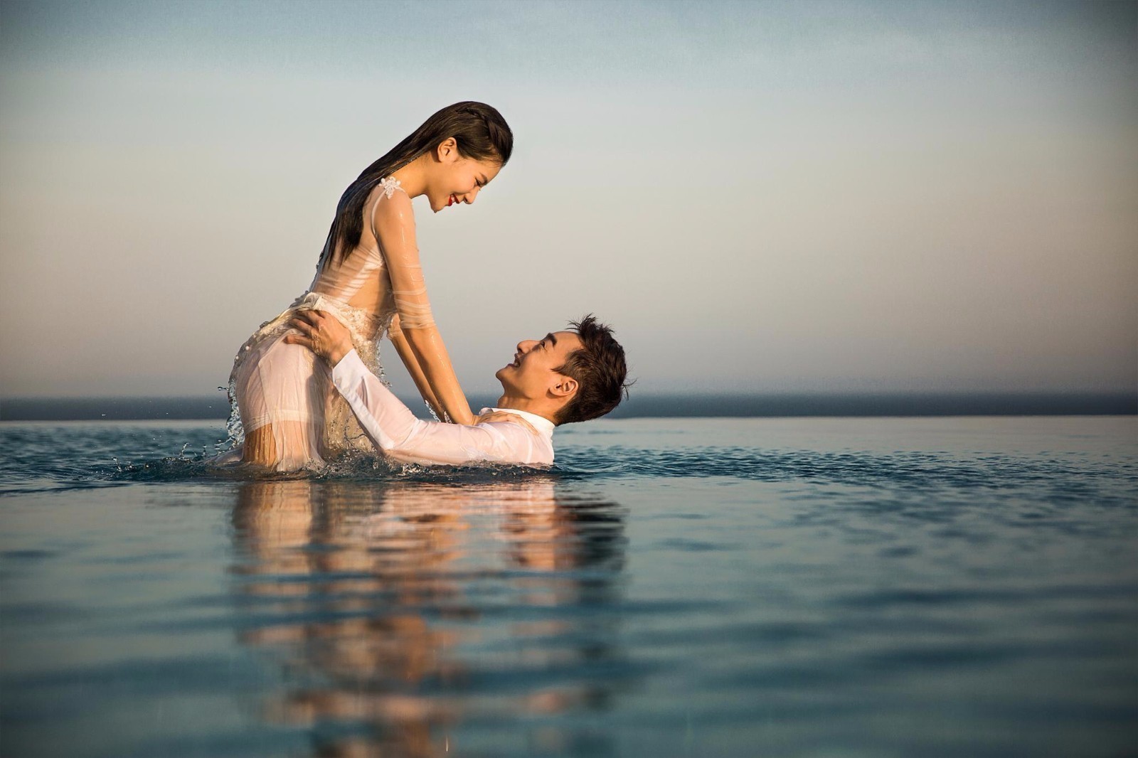 秦凯何姿婚纱照曝光 水中湿身托举