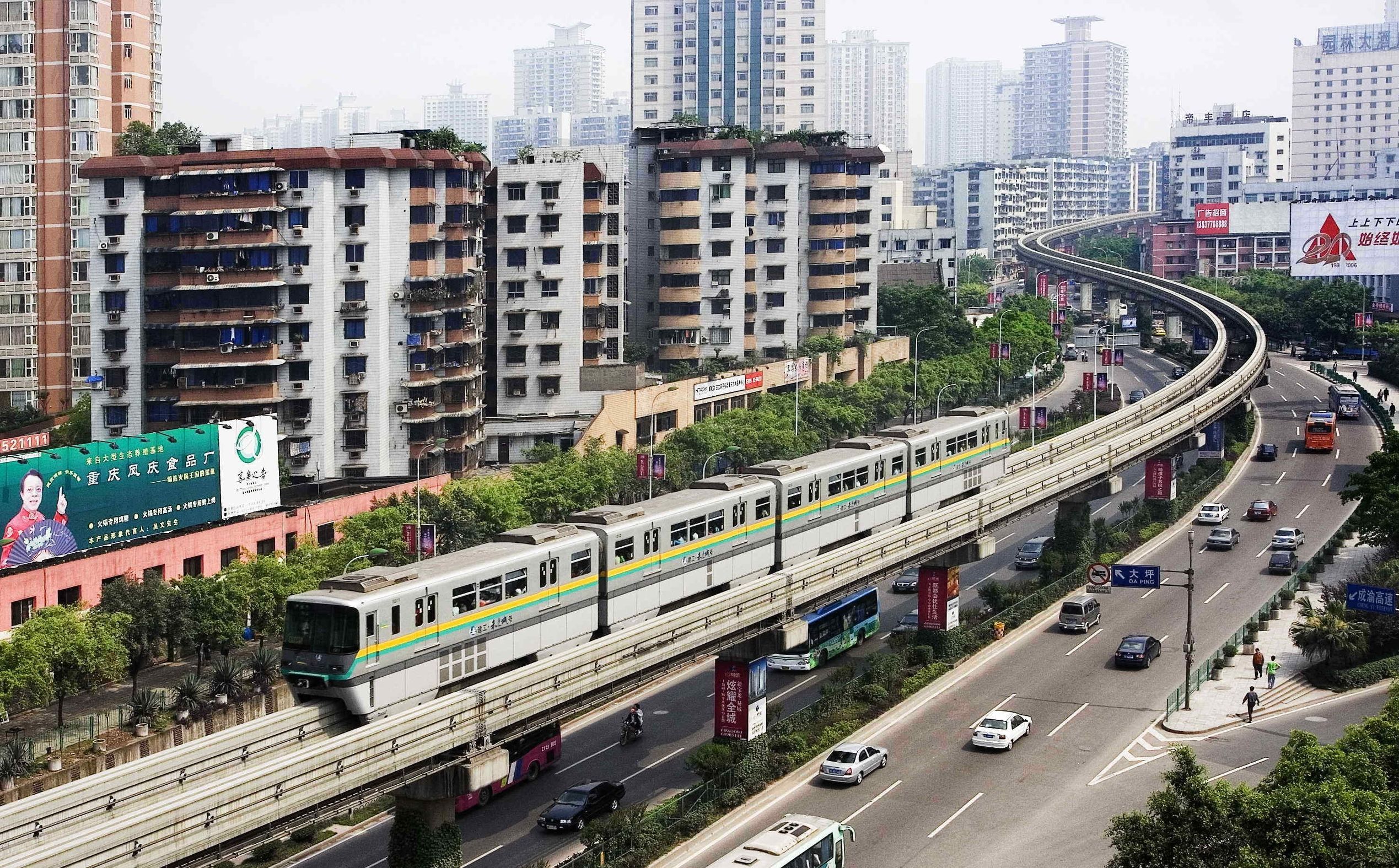 外媒曾报道,重庆的轻轨,经常穿梭在山上,水上,楼里面,非常刺激,很有坐