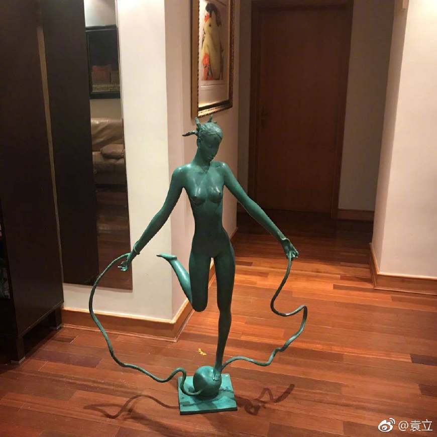 袁立开撕王中军卖给她假雕塑,结果原作者出面