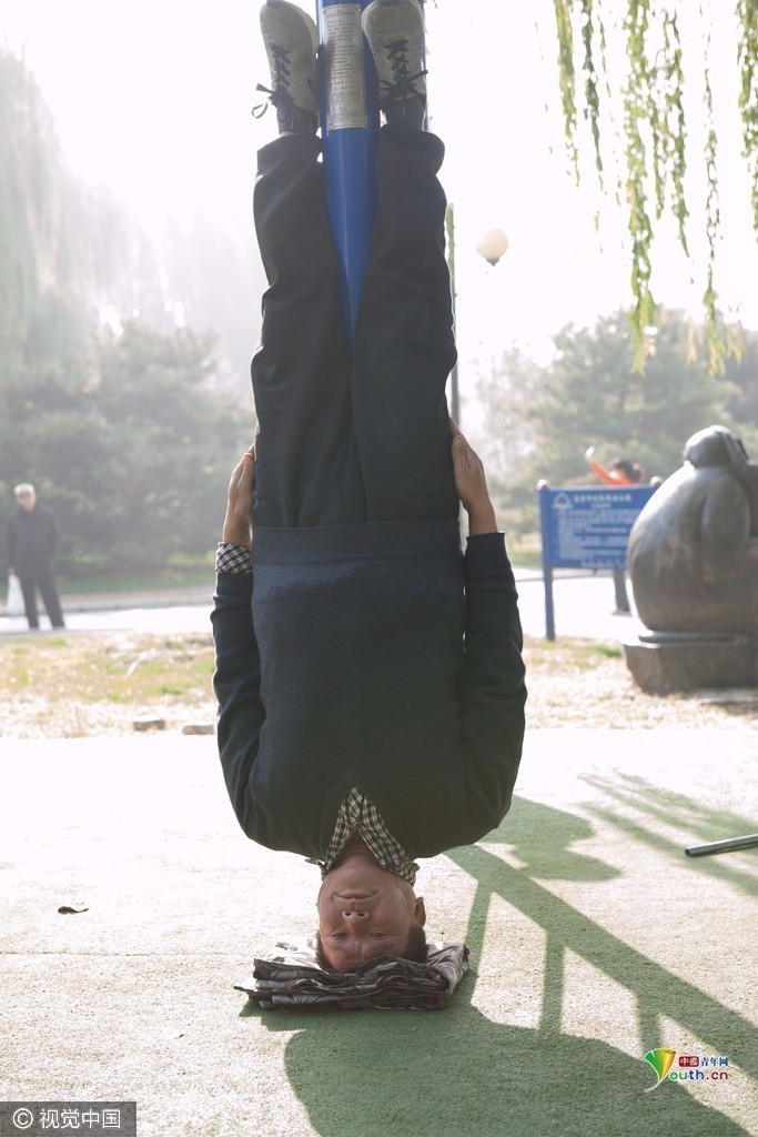 公园内健身爱好者各个有绝活,劈叉都是小意思.这位大叔的造型,给跪了!