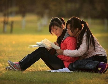 农村学子考上三本大学,面对一年一万元的学费