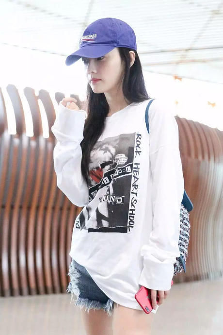 李小璐穿紧身毛衣,现身机场,这身材让路人目瞪