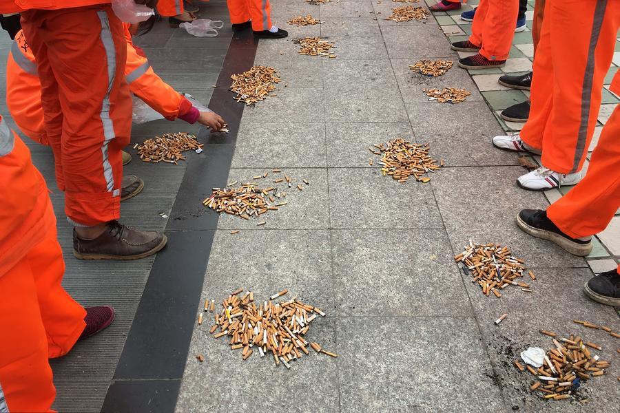 西安十余名环卫工半天捡4000多个烟头