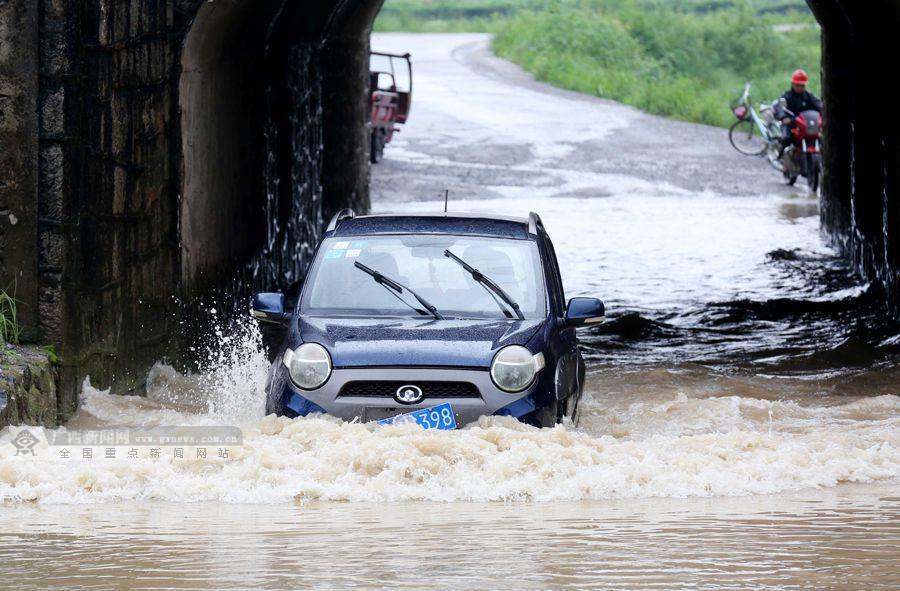 高清:融安遭暴雨袭击 车辆涉水而行