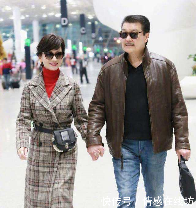 64岁赵雅芝真敢穿,黑丝袜配过膝长靴,难怪看起