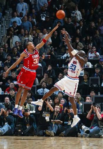 他的后仰属于艺术与技术的完美结合，非常具有观赏性，乔丹对起跳时机和投篮角度的把握无人能及，同时，超强的肌肉能力和滞空天赋使他的身体处于一种平衡状态，从而使篮球很稳地投出。谨以此系列图向迈克尔乔丹致敬！