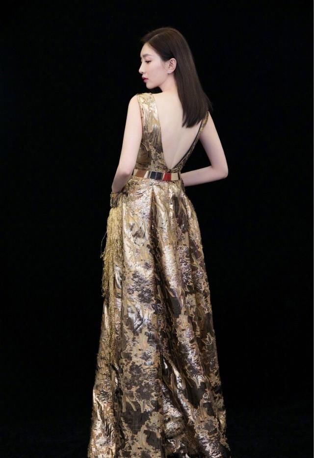 江疏影二度主持江苏卫视跨年演唱会,台风越来