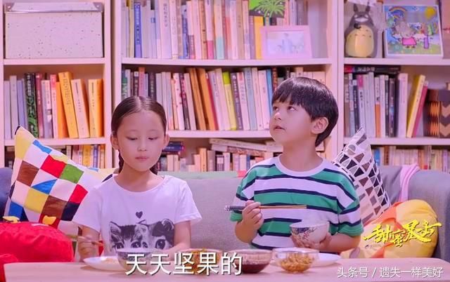 《甜蜜暴击》鹿晗身上出现四个赞助商广告,片