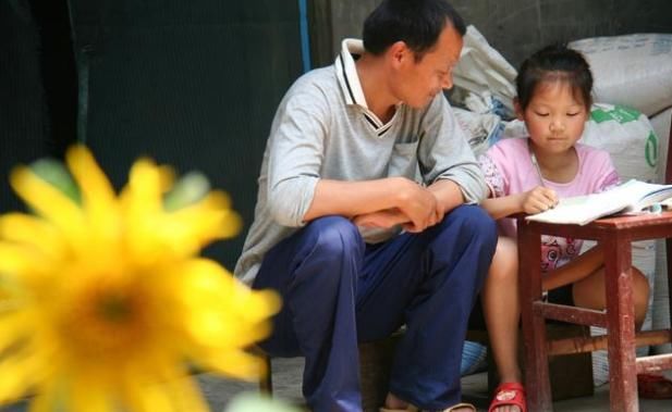 父亲去世留下十万债务,两个儿子推卸责任,女儿