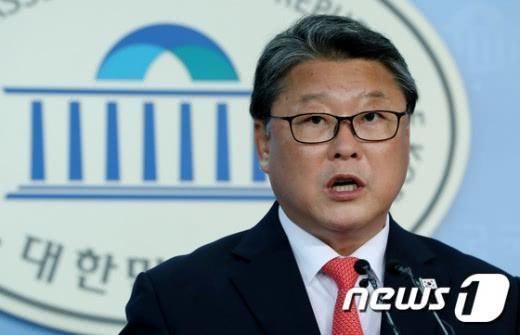韩国爱国党代表赵源震来到前总统朴槿惠就医的医院,并要求立即释放朴