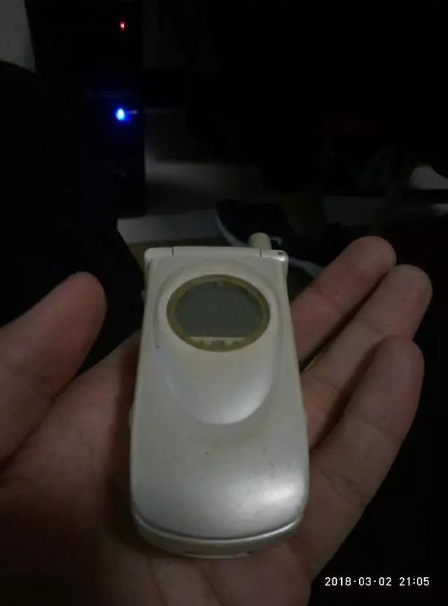 这部三星翻盖手机历经13年还能开机 质量那是
